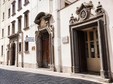 4 LOCALI A NAPOLI