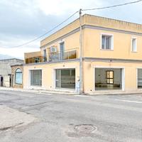 Locale commerciale con ampie vetrate su strada