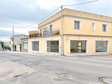 Locale commerciale con ampie vetrate su strada