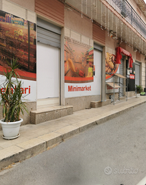 Locale commerciale piano terra con annesso garage