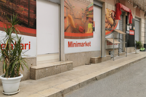 Locale commerciale piano terra con annesso garage