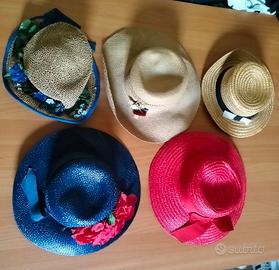 cappelli di paia di vari colori decorati 