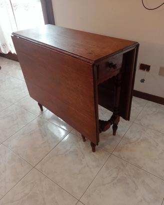 Antico tavolo o consolle a bandelle.