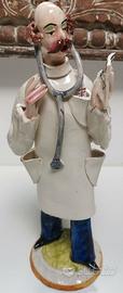 Statuetta medico in porcellana/ceramica