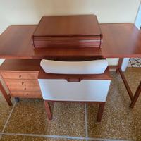 Scrivania con cassettiera e poltroncina