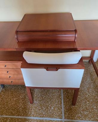 Scrivania con cassettiera e poltroncina