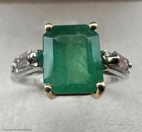 Anello in platino oro diamanti e smeraldo brasile