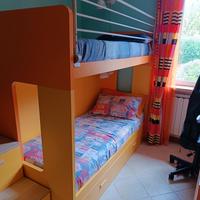 Letto a castello, arancio e ocra
