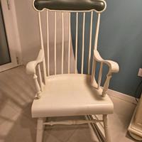 Sedia a dondolo laccata bianca