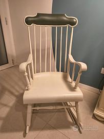 Sedia a dondolo laccata bianca