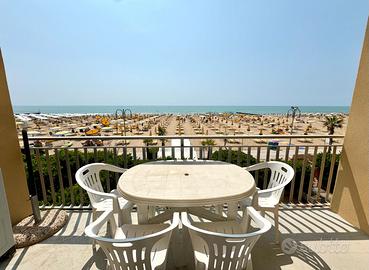 Fronte mare due camere terrazza vista mare
