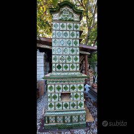 Stufa in maiolica antica