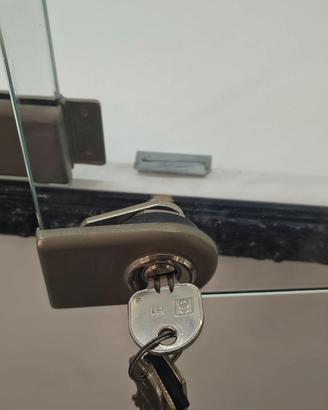 Vetrina per negozio con cornice traforata