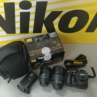 Nikon D5200 con obiettivi e accessori. Come nuova!