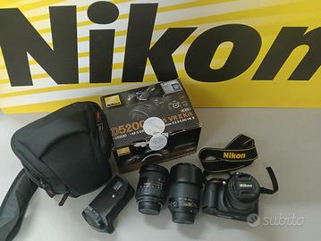 Nikon D5200 con obiettivi e accessori. Come nuova!