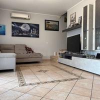 Soggiorno moderno e cameretta a ponte