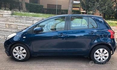 Cerco Toyota Yaris con cambio automatico