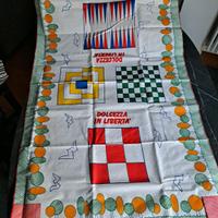 Tovaglia con giochi da tavolo.