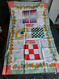 Tovaglia con giochi da tavolo.