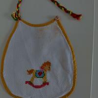 Bavaglia con ricamo a punto croce