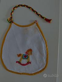 Bavaglia con ricamo a punto croce