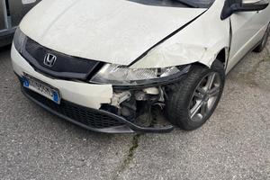 Honda Civic incidentata