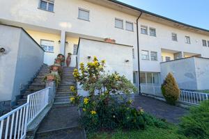 VILLA A SCHIERA A BRONI