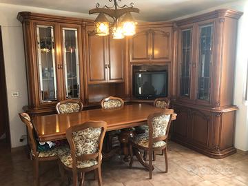 sala con tavolo e sedie