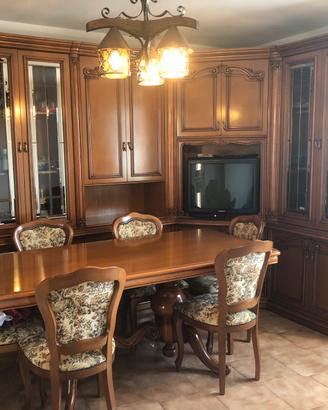 sala con tavolo e sedie