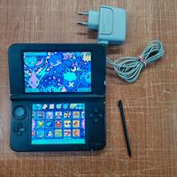 Nintendo 3DS XL con caricatore, stilo e giochi