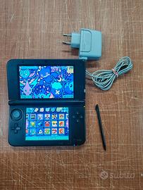 Nintendo 3DS XL con caricatore, stilo e giochi