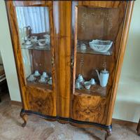 Cristalliera in stile Chippendale - radica di noce