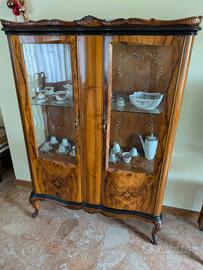 Cristalliera in stile Chippendale - radica di noce