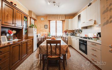 APPARTAMENTO CON TRE CAMERE DA LETTO DI AMPIE METR