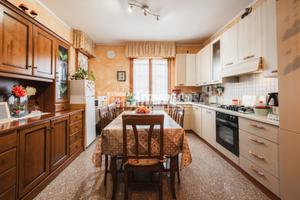 APPARTAMENTO CON TRE CAMERE DA LETTO DI AMPIE METR