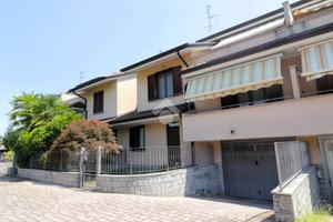 VILLA A SCHIERA CENTRALE A SEDRIANO