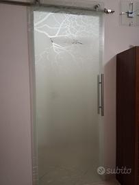 Porta scorrevole di Vetro temperato.