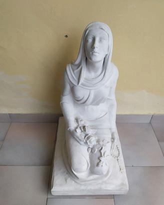 Statua Femminile Inginocchiata Gettafiori Carrara