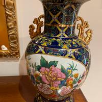 Vaso con decorazioni floreali