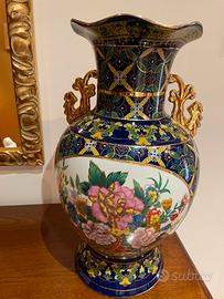 Vaso con decorazioni floreali