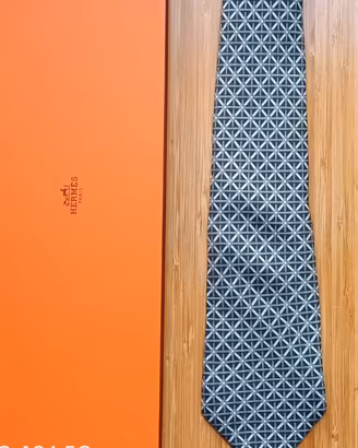 cravatta originale del prestigioso marchio Hermes 