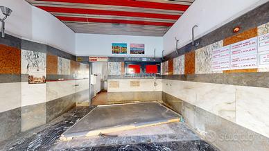 VIA SALBERTRAND LOCALE COMMERCIALE!