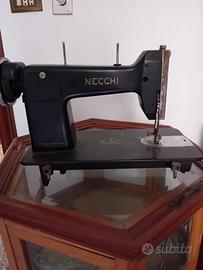 Antica macchina da cucire Necchi