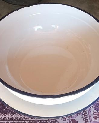 Pentola casseruola con piatto smaltati