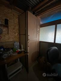 Armadio con armadietto vicino