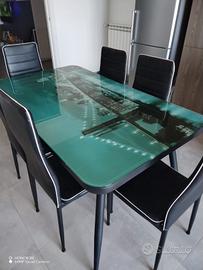 tavolo in vetro con sedie. 