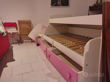 Letto doppio con cassettiera sotto e scaletta. 