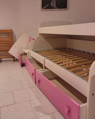 Letto doppio con cassettiera sotto e scaletta. 