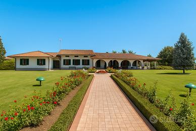 Villa padronale con piscina e parco privato, a poc