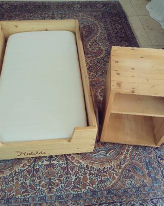 lettino e comodino in legno per bambino/a